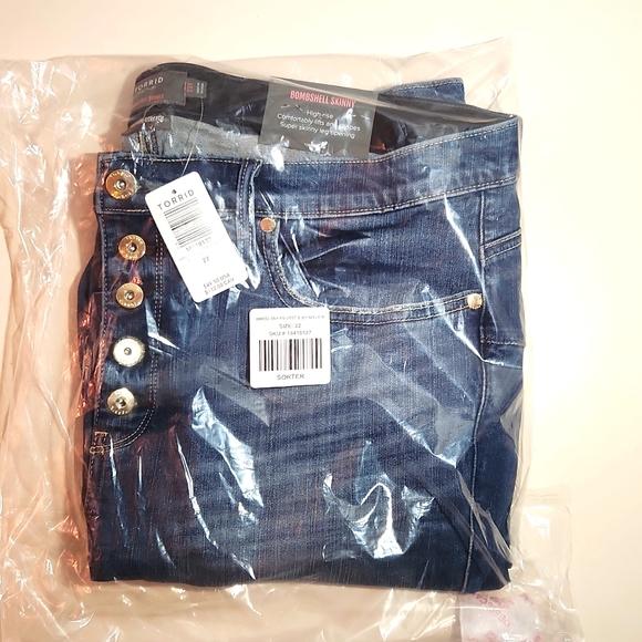❤️NWT VINTAGE TORRID JEANS - BOMBSHELL SKINNY - HIGH RISE - DISTRESSED PLUS SIZE - Picture 4 of 16